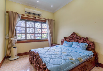 3 Bedroom Villa For Rent - Borey Chamkarmorn, Tonle Bassac, Phnom Penh thumbnail