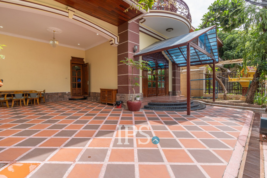 3 Bedroom Villa For Rent - Borey Chamkarmorn, Tonle Bassac, Phnom Penh