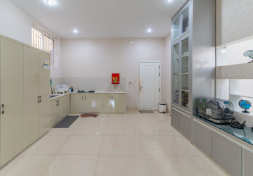 4 Bedroom Villa For Rent - Boeung Kak 1, Phnom Penh thumbnail