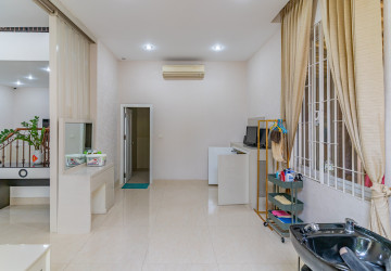 4 Bedroom Villa For Rent - Boeung Kak 1, Phnom Penh thumbnail