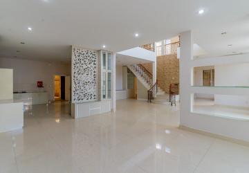 5 Bedroom Villa For Rent - Boeung Kak 1, Phnom Penh thumbnail