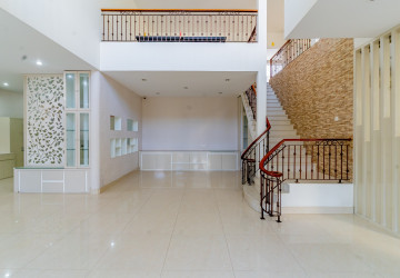 5 Bedroom Villa For Rent - Boeung Kak 1, Phnom Penh thumbnail