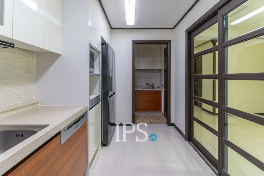 15th Floor 3 Bedroom Condo For Sale - De Castle Royal, BKK1, Phnom Penh