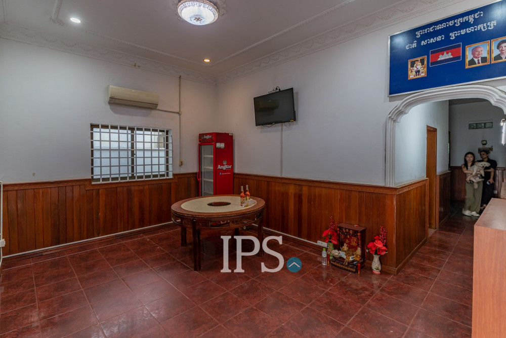 3 Bedroom Commercial Villa For Rent - Beoung Kak 2, Phnom Penh - Image 10