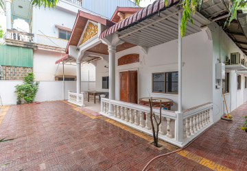 3 Bedroom Commercial Villa For Rent - Beoung Kak 2, Phnom Penh thumbnail