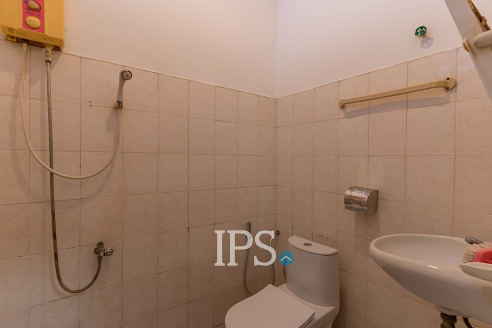 3 Bedroom Commercial Villa For Rent - Beoung Kak 2, Phnom Penh - Image 23