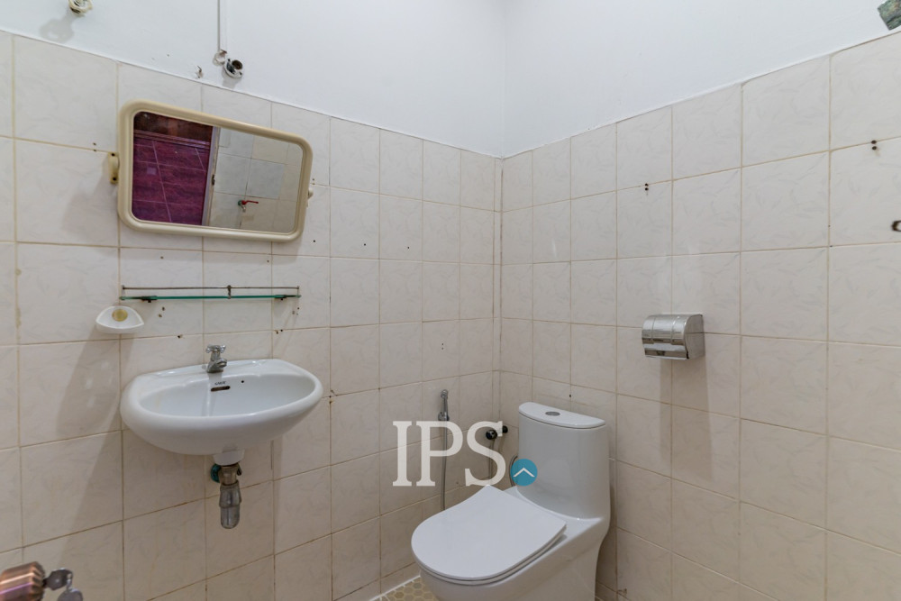 3 Bedroom Commercial Villa For Rent - Beoung Kak 2, Phnom Penh - Image 24