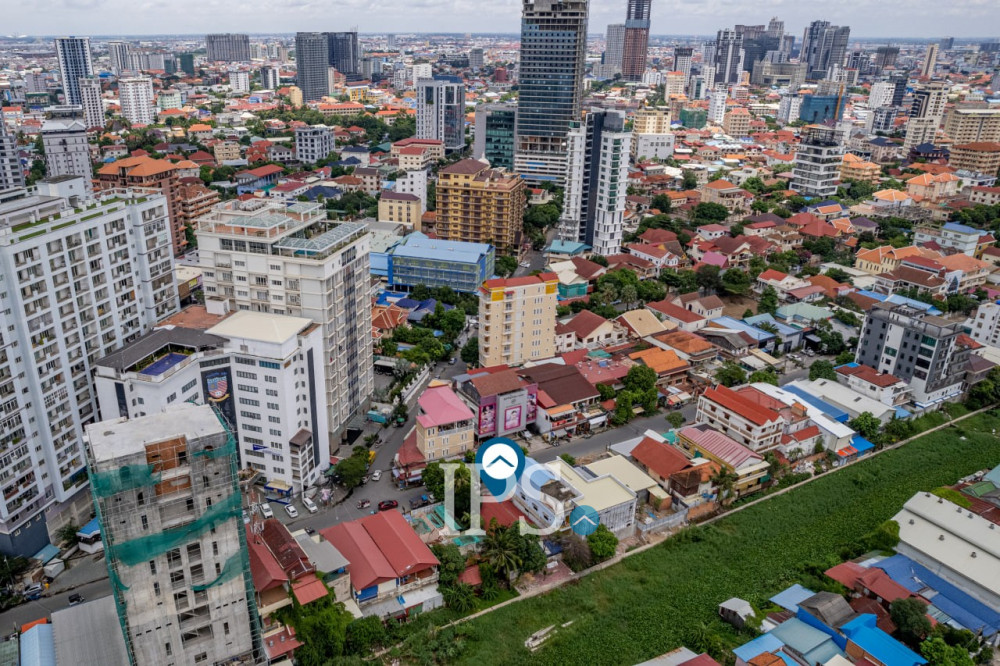 3 Bedroom Commercial Villa For Rent - Beoung Kak 2, Phnom Penh - Image 30