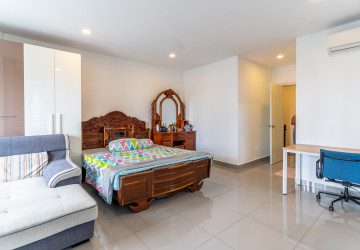 4 Bedroom Link Villa For Rent - Borey Chip Mong  598, Chrang Chamres,  Phnom Penh thumbnail