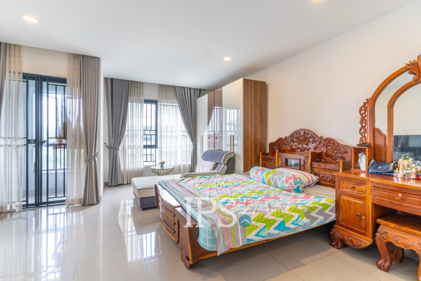 4 Bedroom Link Villa For Rent - Borey Chip Mong  598, Chrang Chamres,  Phnom Penh