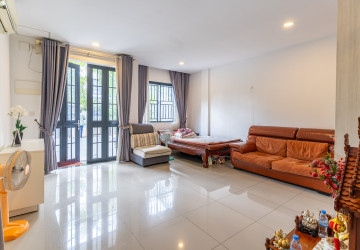 4 Bedroom Link Villa For Rent - Borey Chip Mong  598, Chrang Chamres,  Phnom Penh thumbnail