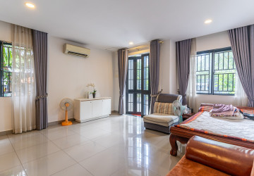 4 Bedroom Link Villa For Rent - Borey Chip Mong  598, Chrang Chamres,  Phnom Penh thumbnail