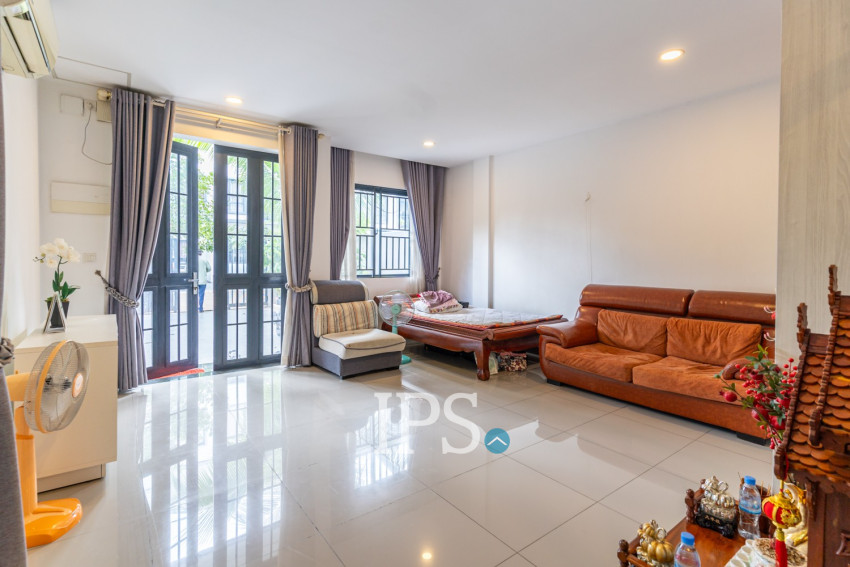 4 Bedroom Link Villa For Rent - Borey Chip Mong  598, Chrang Chamres,  Phnom Penh