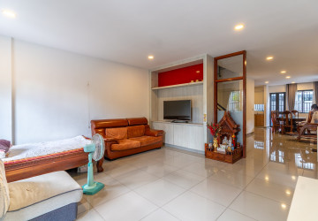 4 Bedroom Link Villa For Rent - Borey Chip Mong  598, Chrang Chamres,  Phnom Penh thumbnail