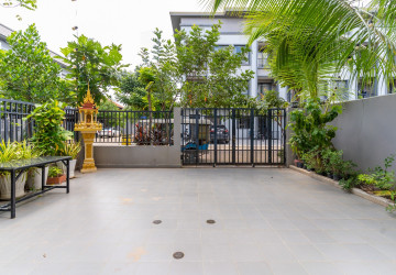 4 Bedroom Link Villa For Rent - Borey Chip Mong  598, Chrang Chamres,  Phnom Penh thumbnail