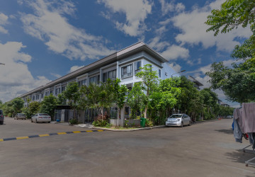 4 Bedroom Link Villa For Rent - Borey Chip Mong  598, Chrang Chamres,  Phnom Penh thumbnail