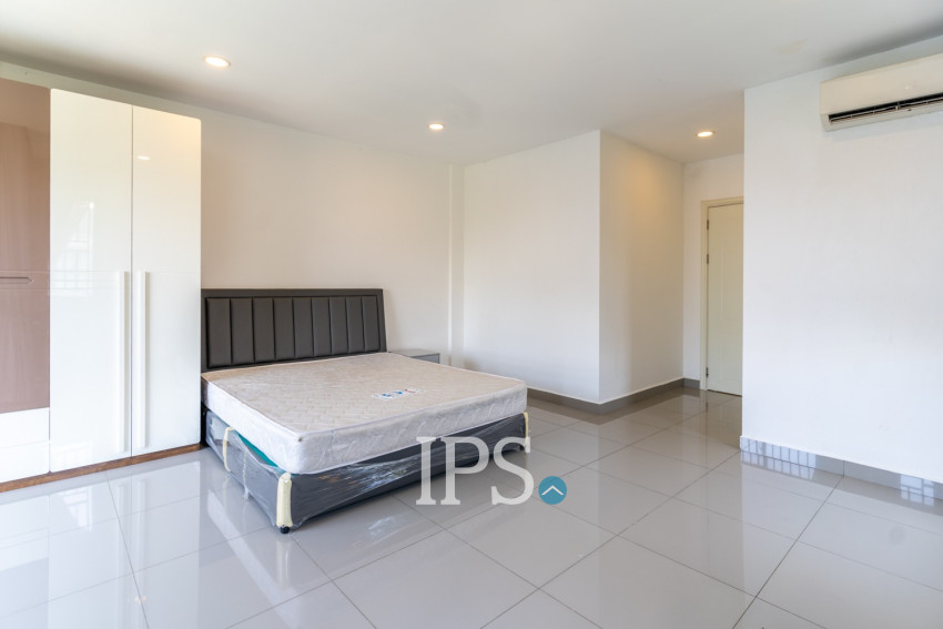 4 Bedroom Link Villa For Rent - Borey Chip Mong  598, Chrang Chamres,  Phnom Penh