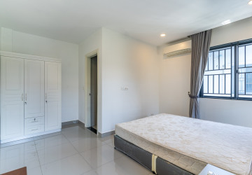 4 Bedroom Link Villa For Rent - Borey Chip Mong  598, Chrang Chamres,  Phnom Penh thumbnail