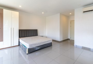 4 Bedroom Link Villa For Rent - Borey Chip Mong  598, Chrang Chamres,  Phnom Penh thumbnail