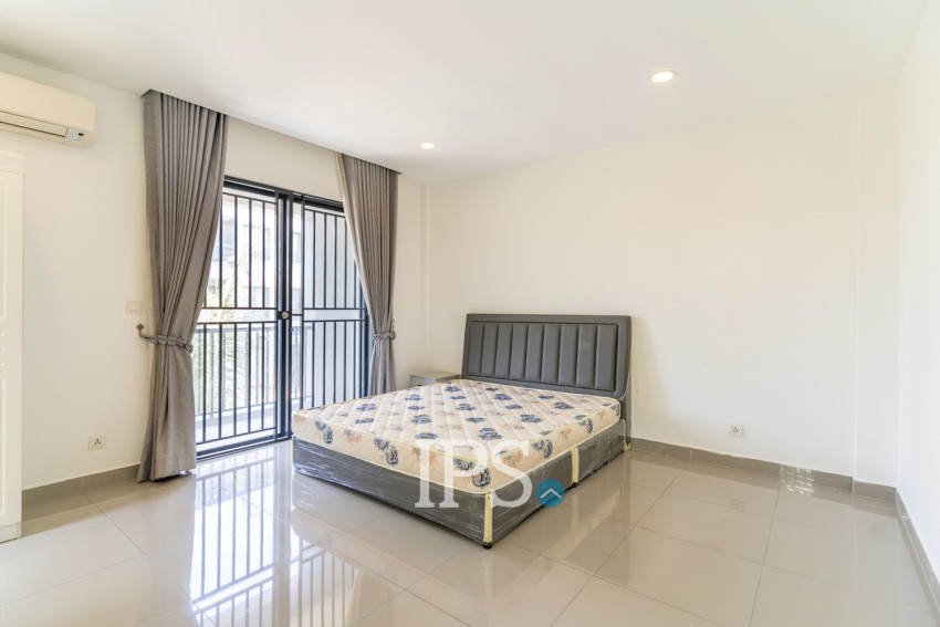 4 Bedroom Link Villa For Rent - Borey Chip Mong  598, Chrang Chamres,  Phnom Penh