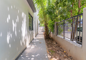 4 Bedroom Link Villa For Rent - Borey Chip Mong  598, Chrang Chamres,  Phnom Penh thumbnail