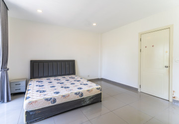 4 Bedroom Link Villa For Rent - Borey Chip Mong  598, Chrang Chamres,  Phnom Penh thumbnail