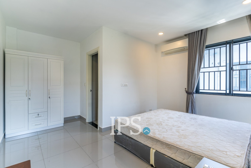 4 Bedroom Link Villa For Rent - Borey Chip Mong  598, Chrang Chamres,  Phnom Penh