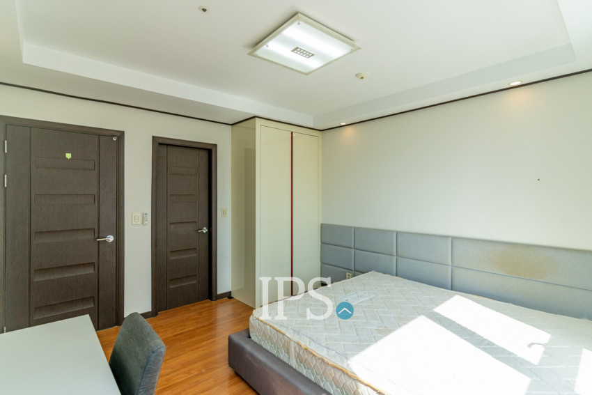 8th Floor 3 Bedroom Condo For Sale - De Castle Royal, BKK1, Phnom Penh