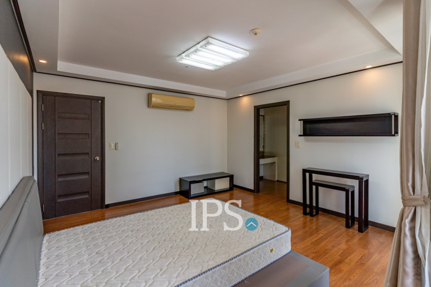 8th Floor 3 Bedroom Condo For Sale - De Castle Royal, BKK1, Phnom Penh