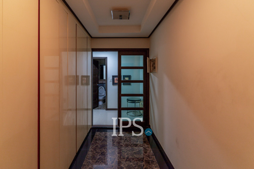 8th Floor 3 Bedroom Condo For Sale - De Castle Royal, BKK1, Phnom Penh