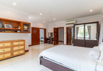 4 Bedroom Villa For Rent - Tonle Bassac, Phnom Penh thumbnail