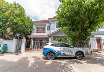 4 Bedroom Villa For Rent - Tonle Bassac, Phnom Penh thumbnail