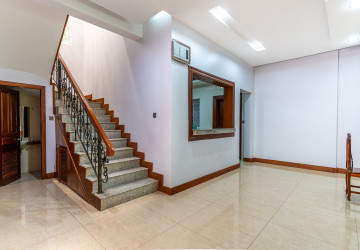 4 Bedroom Villa For Rent - Tonle Bassac, Phnom Penh thumbnail