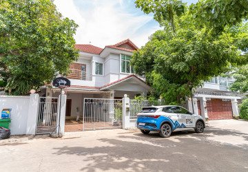 4 Bedroom Villa For Rent - Tonle Bassac, Phnom Penh thumbnail