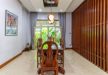 4 Bedroom Villa For Rent - Tonle Bassac, Phnom Penh thumbnail