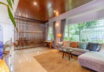 4 Bedroom Villa For Rent - Tonle Bassac, Phnom Penh thumbnail