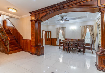 4 Bedroom Villa For Rent - Tonle Bassac, Phnom Penh thumbnail