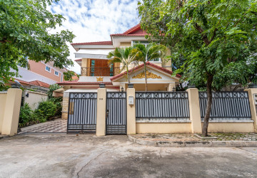 4 Bedroom Villa For Rent - Tonle Bassac, Phnom Penh thumbnail