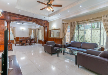 4 Bedroom Villa For Rent - Tonle Bassac, Phnom Penh thumbnail