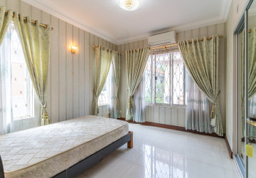 4 Bedroom Villa For Rent - Tonle Bassac, Phnom Penh thumbnail