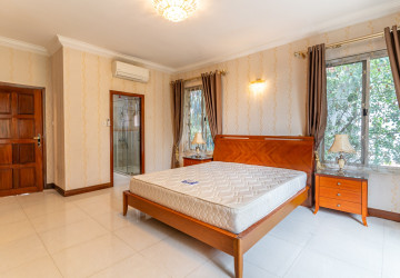 4 Bedroom Villa For Rent - Tonle Bassac, Phnom Penh thumbnail