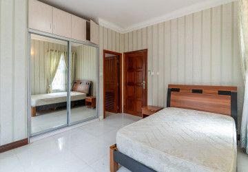 4 Bedroom Villa For Rent - Tonle Bassac, Phnom Penh thumbnail