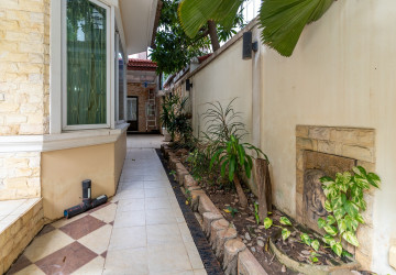 4 Bedroom Villa For Rent - Tonle Bassac, Phnom Penh thumbnail