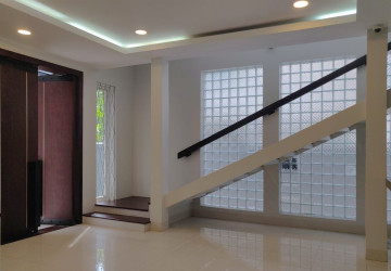 5 Bedroom Villa For Rent - Boeung Kak 2, Phnom Penh thumbnail