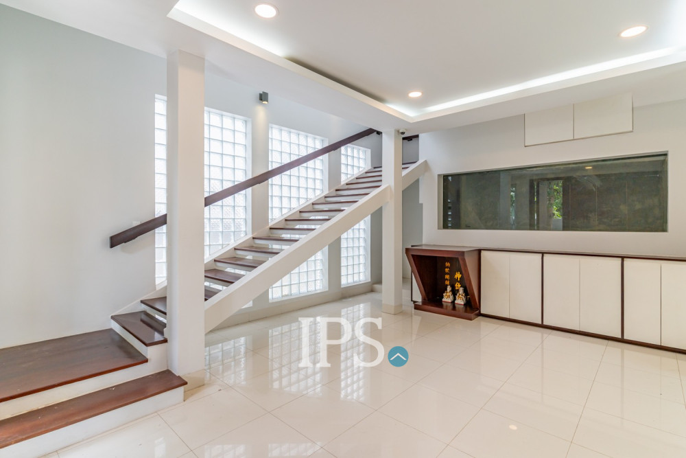 5 Bedroom Villa For Rent - Boeung Kak 2, Phnom Penh - Image 12