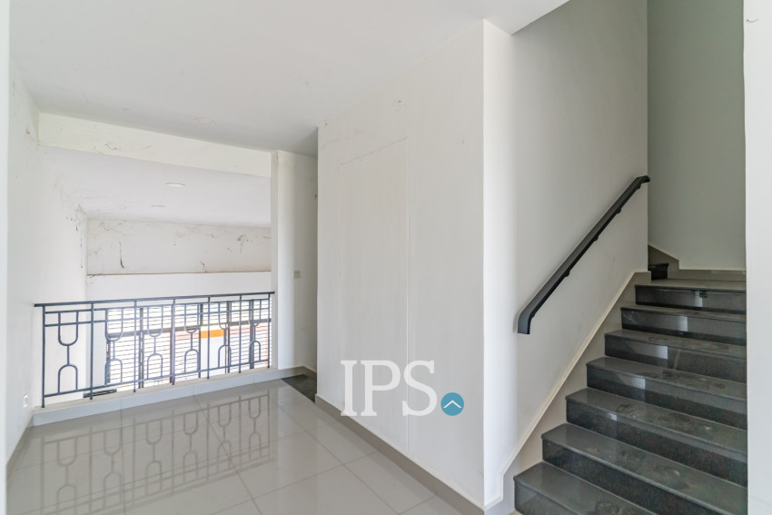 4 Bedroom Shophouse For Rent - Chak Angrae Krom, Phnom Penh