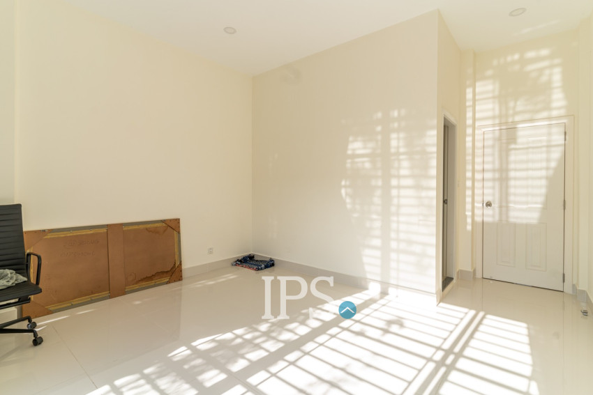 4 Bedroom Townhouse For Rent - Veal Sbov, Phnom Penh