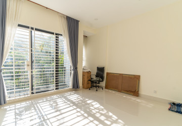 4 Bedroom Townhouse For Rent - Veal Sbov, Phnom Penh thumbnail