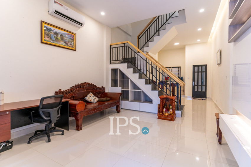 4 Bedroom Townhouse For Rent - Veal Sbov, Phnom Penh