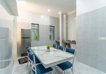 1 Bedroom Apartment For Rent - Tuek Thla, Phnom Penh thumbnail